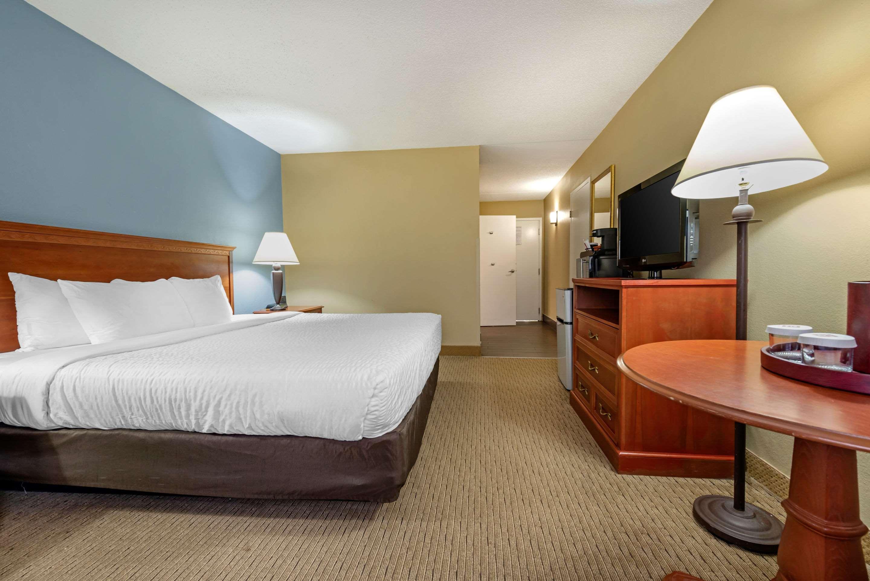 Clarion Hotel Conference Center - North Lexington Exteriör bild