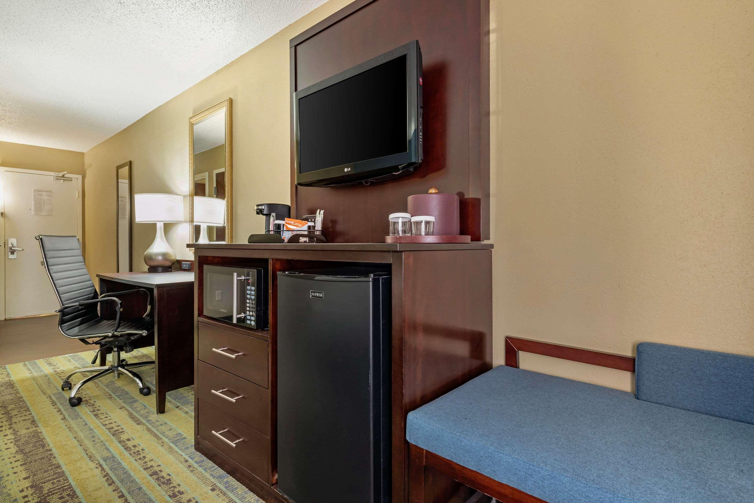 Clarion Hotel Conference Center - North Lexington Exteriör bild
