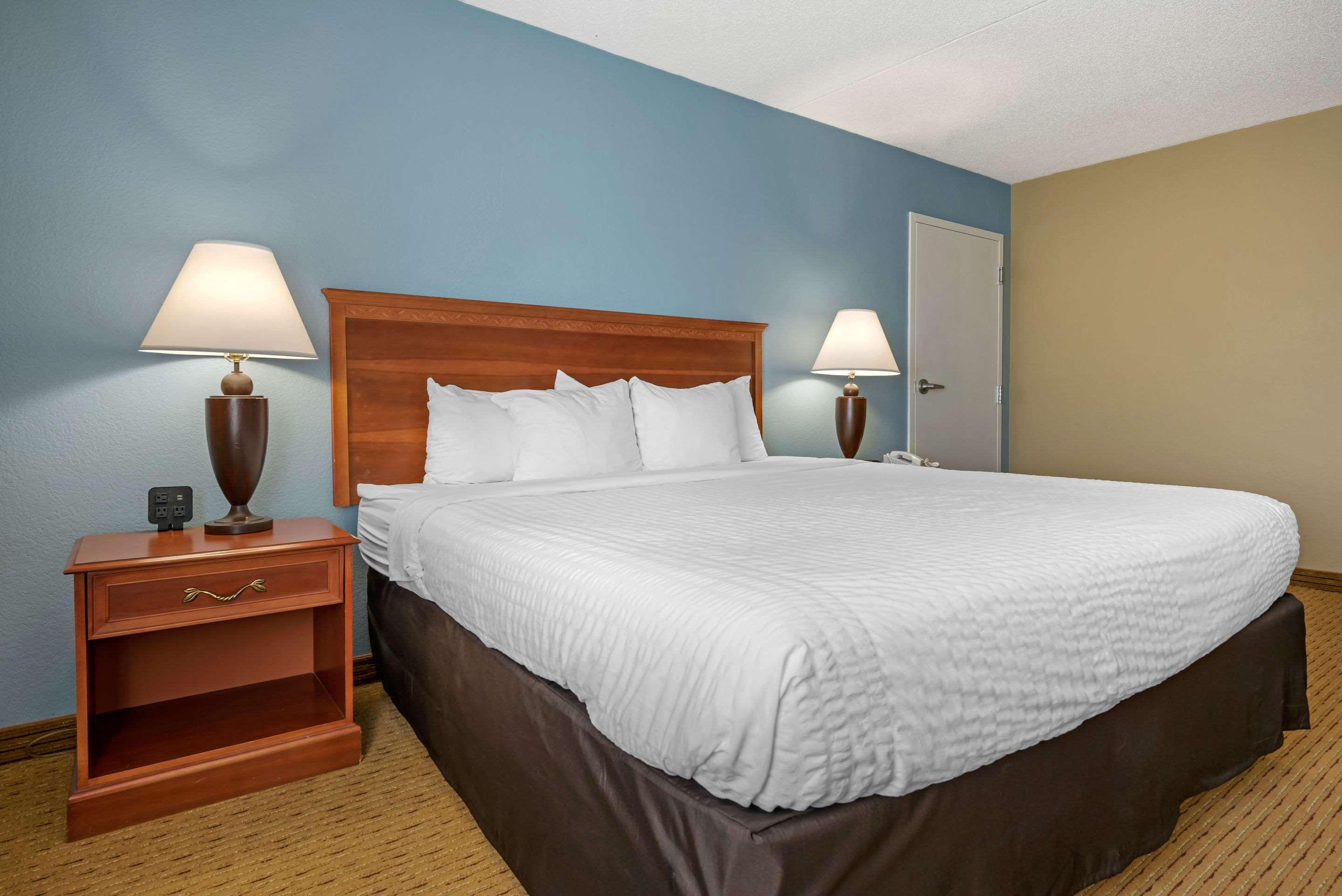 Clarion Hotel Conference Center - North Lexington Exteriör bild