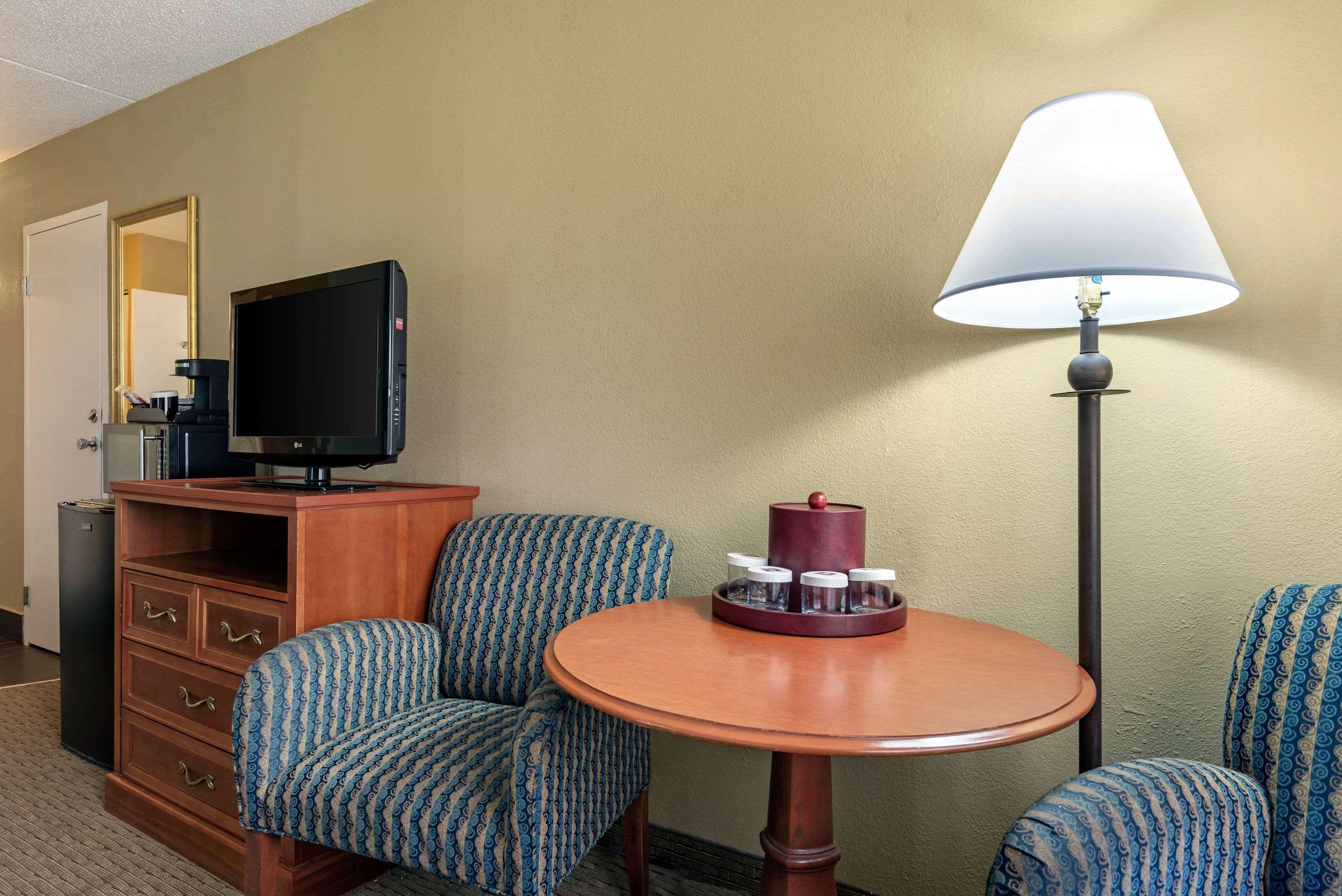 Clarion Hotel Conference Center - North Lexington Exteriör bild