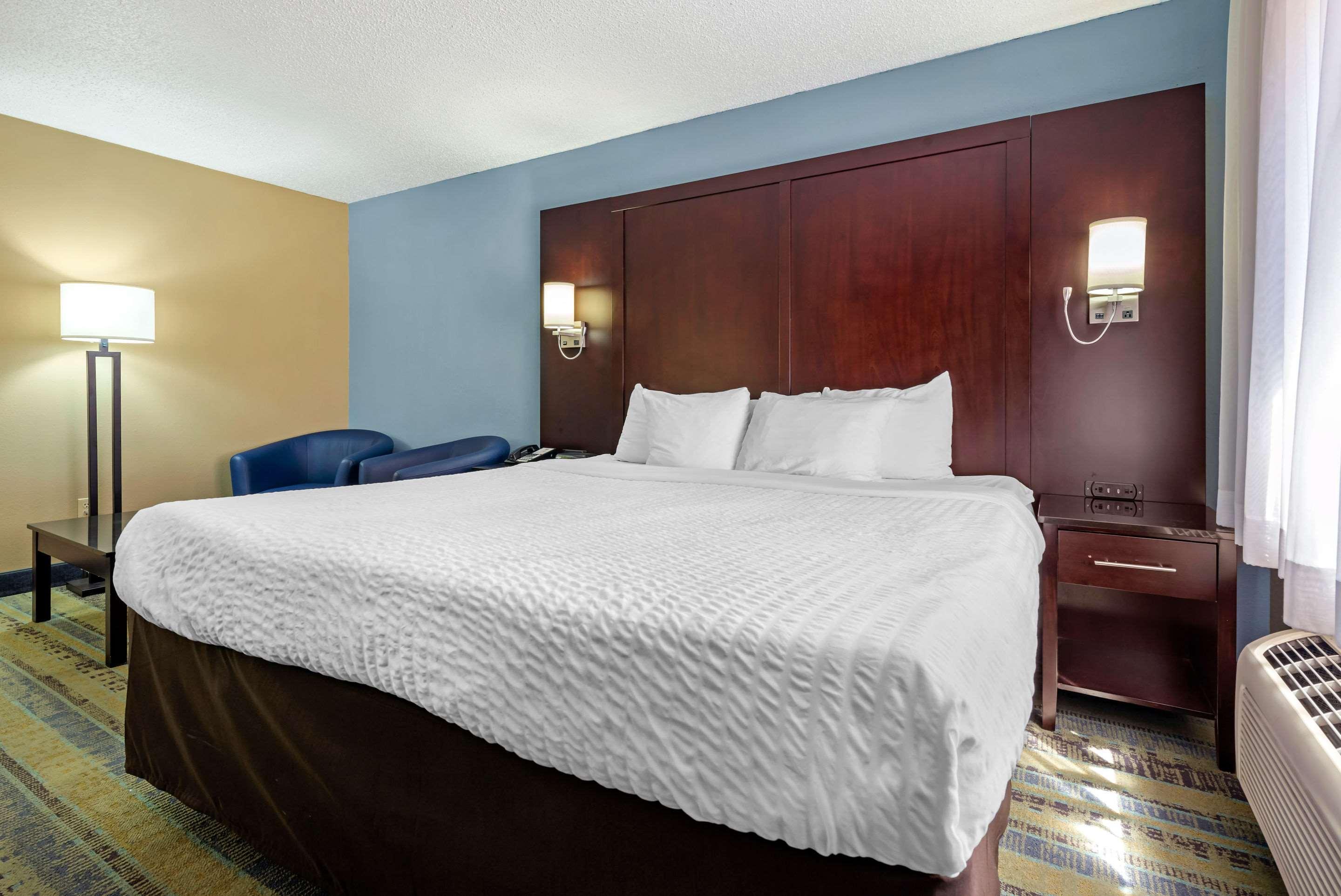 Clarion Hotel Conference Center - North Lexington Exteriör bild