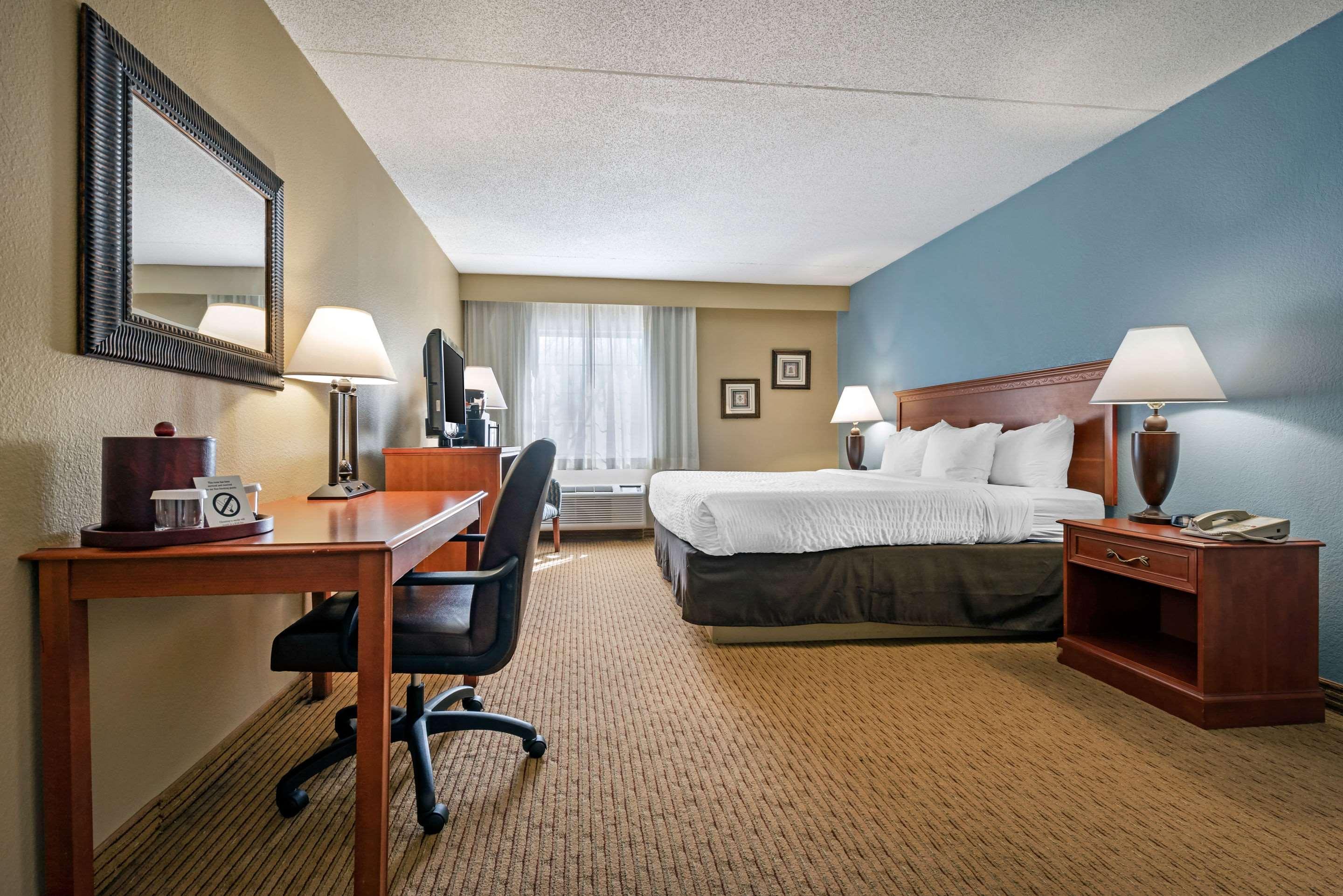 Clarion Hotel Conference Center - North Lexington Exteriör bild