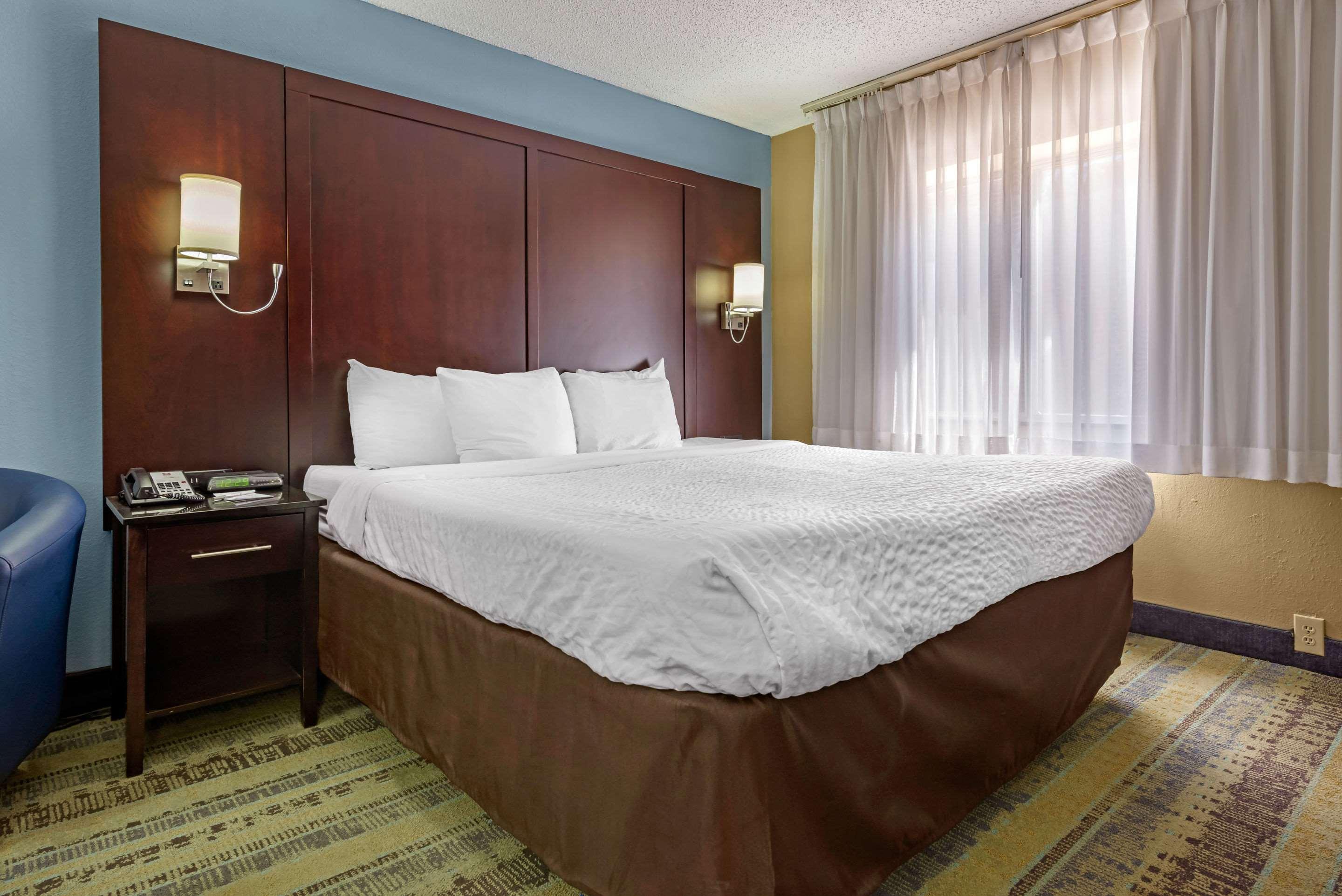 Clarion Hotel Conference Center - North Lexington Exteriör bild